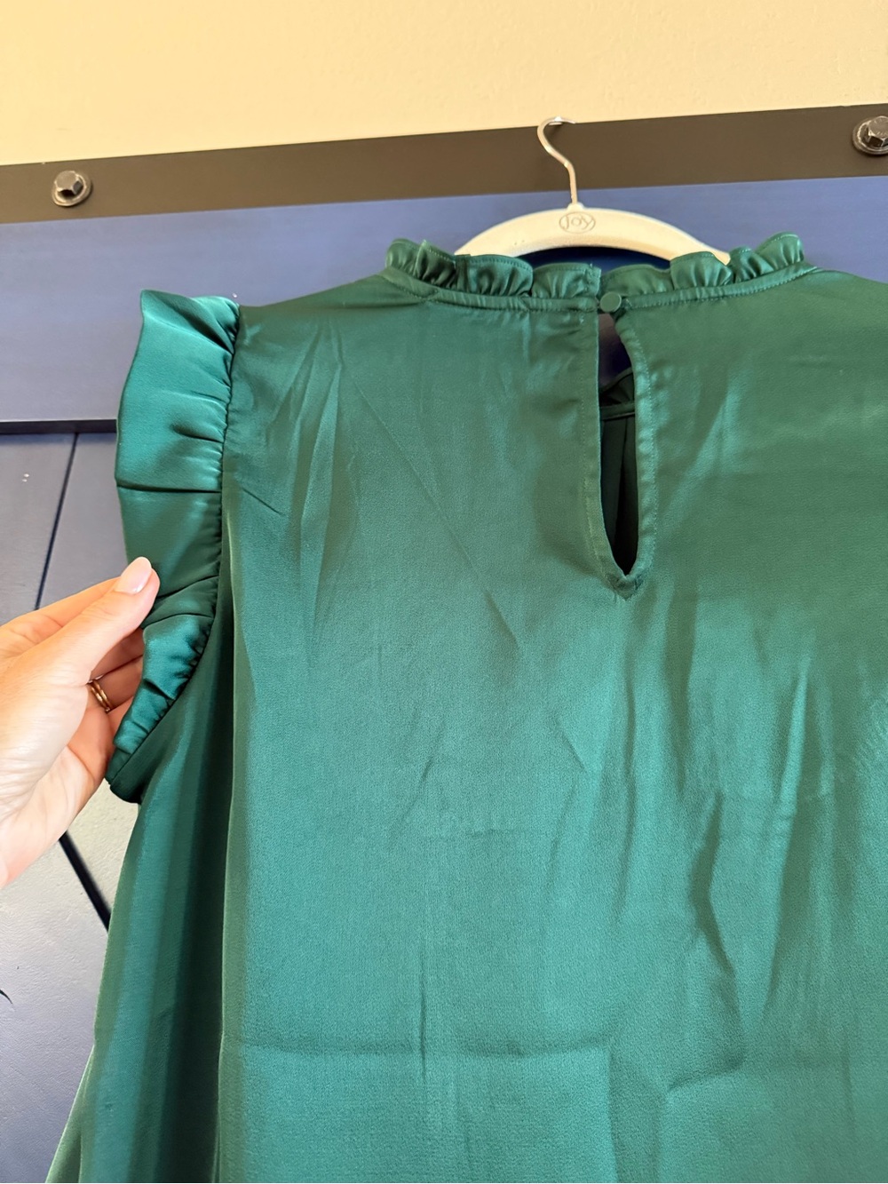 Evereve Emerald Green Satin Ruffle Sleeve Blouse 💚 - Picture 4 of 6